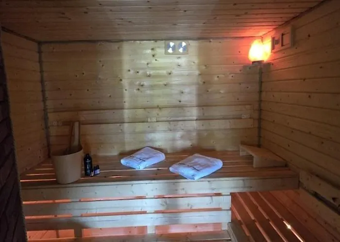 Large Home, Salt Cave, Sauna, Jacuzzi Semesterbostad *